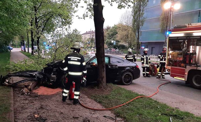 Pkw prallt gegen Bäume