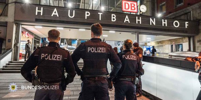 Am Hauptbahnhof Reisende belästigt - Angriff auf einschreitende Polizeibeamte