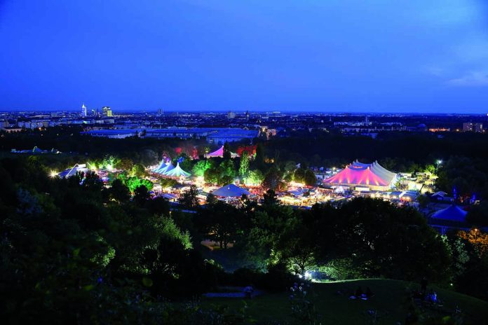 Himmel über Tollwood - Drohnen Inszenierung von Freitag bis Sonntag