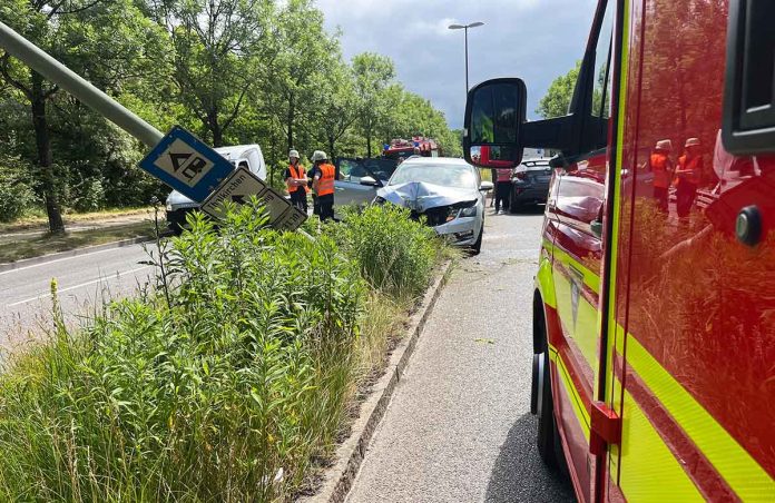 Moosach: Schwangere Frau kracht gegen Lichtmast