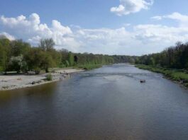 Baden und Boot fahren auf der Isar