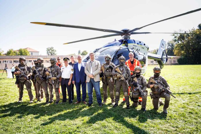 Söder und Herrmann stellen die ersten neuen Polizeihubschrauber vor Söder und Herrmann stellen die ersten neuen Polizeihubschrauber vor