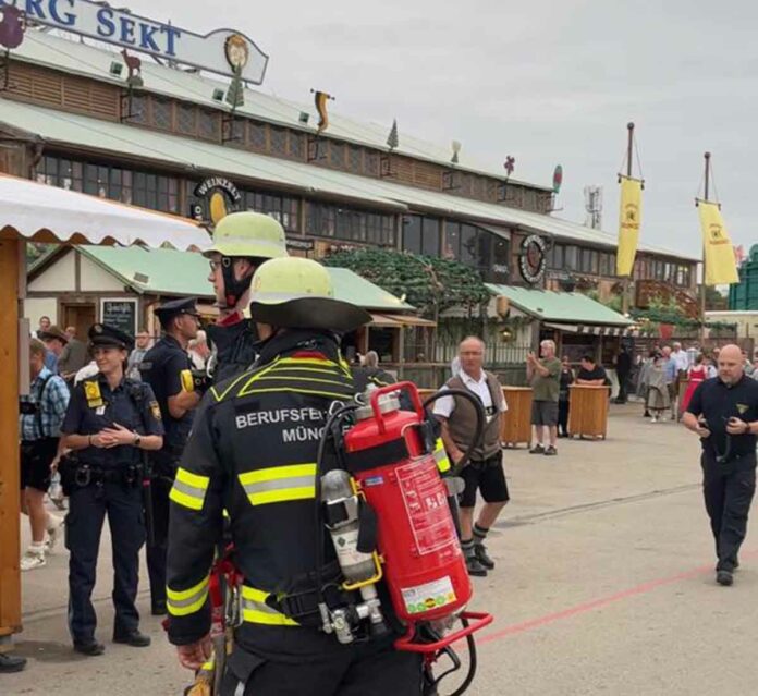 Oktoberfest: Entstehungsbrand im Mandelstand gelöscht Oktoberfest: Entstehungsbrand im Mandelstand gelöscht