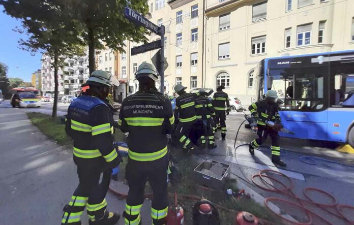 Unfall mit Linienbus und Pkw - Vier Personen verletzt Unfall mit Linienbus und Pkw - Vier Personen verletzt