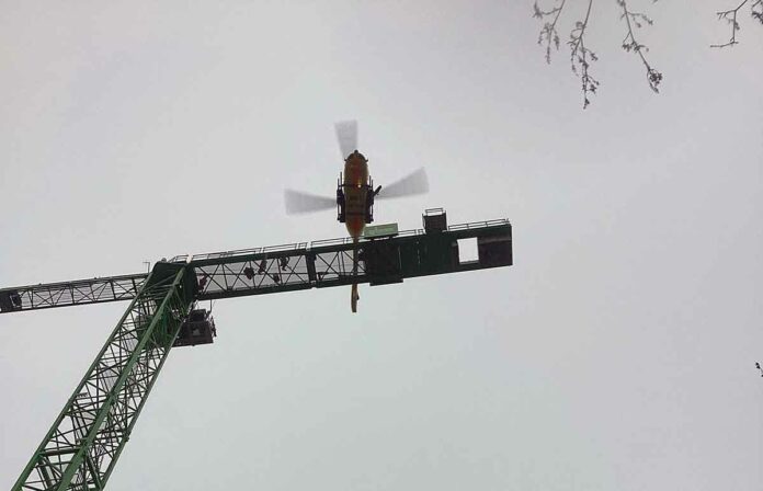 Kranführer in Kanzel kollabiert - Feuerwehr und Rettungshubschrauber im Einsatz