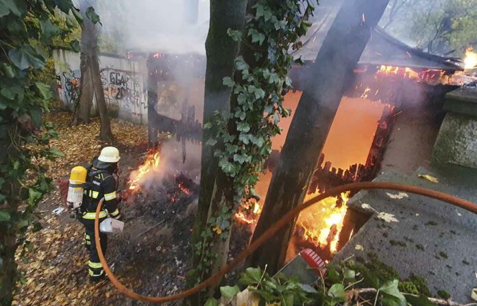 Schwabing: Gartenhaus in Vollbrand Schwabing: Gartenhaus in Vollbrand