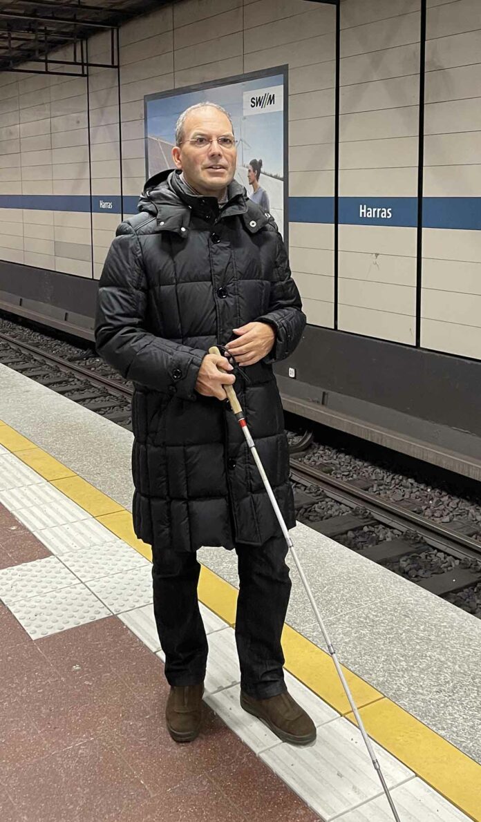 Blindenleitsystem am U-Bahnhof Harras in Arbeit