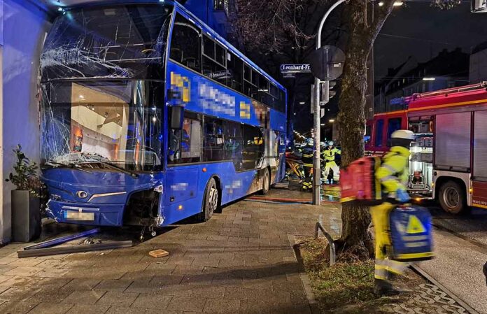 Schwabing: Bus prallt gegen Hauswand Schwabing: Bus prallt gegen Hauswand