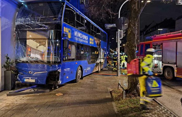 Schwabing: Bus prallt gegen Hauswand