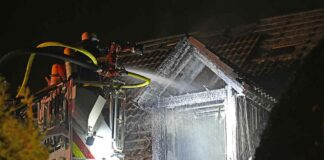 Dachstuhlbrand mit zwei verletzten Personen in Altperlach