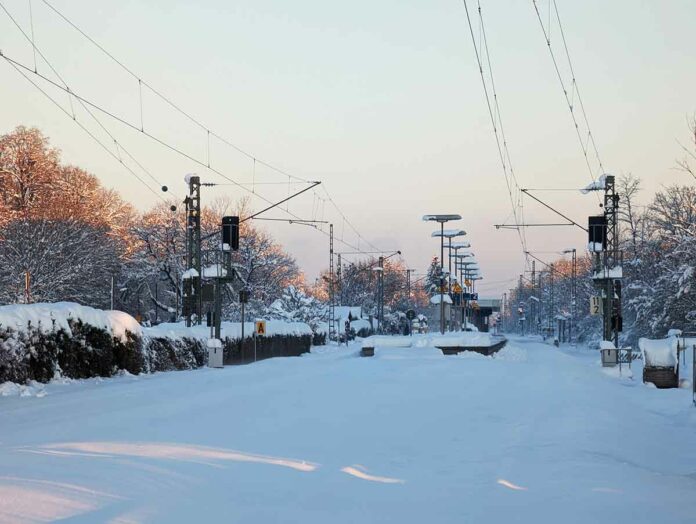 Nach massiven Schneefällen: Bahnverkehr im Süden Bayerns weiterhin stark beeinträchtigt