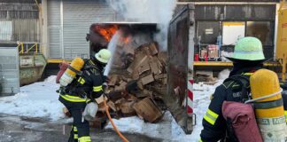 Untermenzing: Papierpresse in Brand