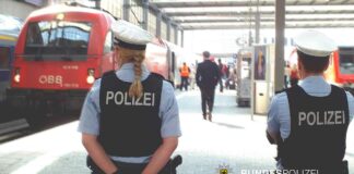Mutter will Zug an Abfahrt hindern - Auseinandersetzung mit Zugbegleiter