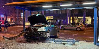 Auto kracht in Tramhaltestelle - Eine Person verletzt