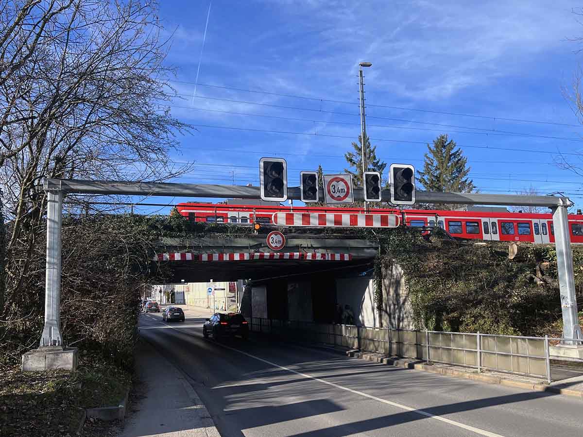Neue Bahnbrücke über der Dachauer Straße Ausbau für Schiene und Straße