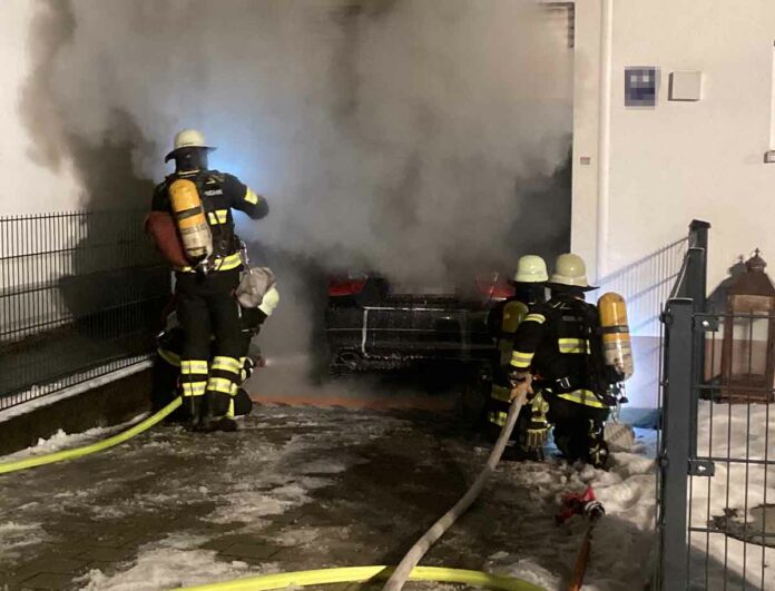 Fahrzeugbrand in Garage - BMW nach Brand Totalschaden
