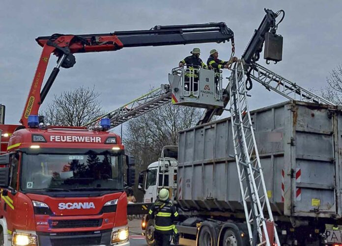 Mit noch ausgefahren Ladekran unterwegs - Kabelbrücke und Ampel umgerissen Mit noch ausgefahren Ladekran unterwegs - Kabelbrücke und Ampel umgerissen