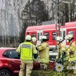 Gleissperrung wegen Pkw im Gleisbereich