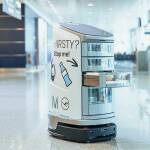 Roboter verkauft Getränke und Snacks am Münchner Flughafen