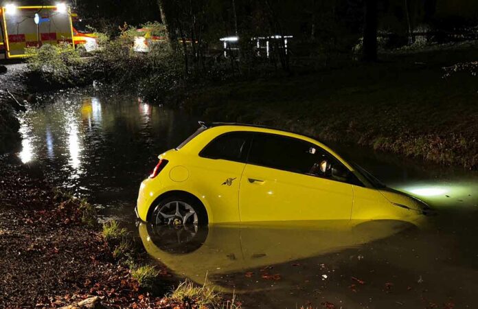 Fiat 500 Abarth landet im Entenbach