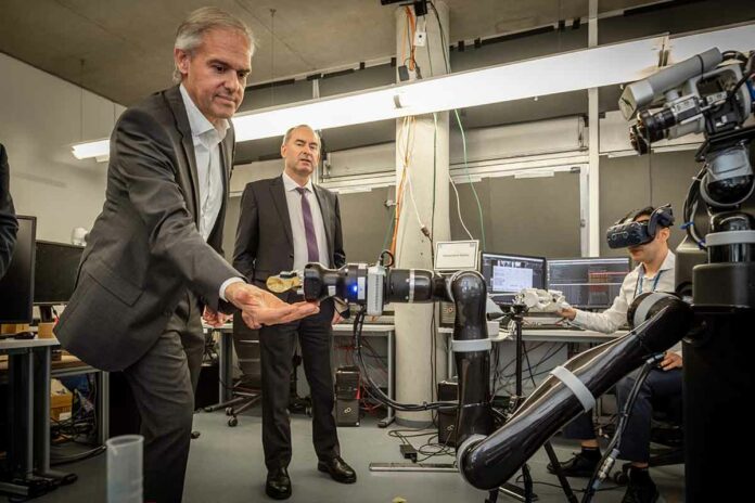 Bayerischer Wirtschaftsminister Hubert Aiwanger zu Gast im 6G Zukunftslabor Bayerischer Wirtschaftsminister Hubert Aiwanger zu Gast im 6G Zukunftslabor