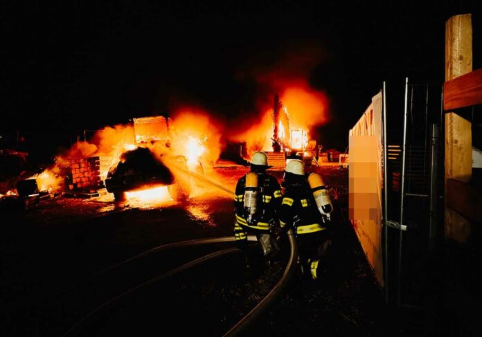 Mehrere Baustellenfahrzeuge in Brand