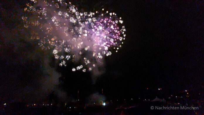 Musikfeuerwerk auf dem Münchner Frühlingsfest