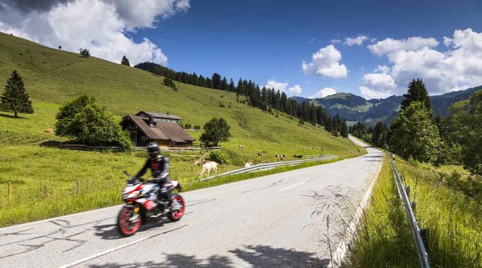 Start der Motorradsaison - ADAC gibt Tipps, bevor es mit den Bikes wieder auf die Straße geht Start der Motorradsaison - ADAC gibt Tipps, bevor es mit den Bikes wieder auf die Straße geht