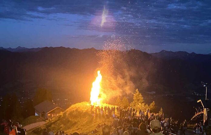 Die warme Jahreszeit kann kommen: Sommermarkt & Sonnwendfeuer in Lenggries Die warme Jahreszeit kann kommen: Sommermarkt & Sonnwendfeuer in Lenggries
