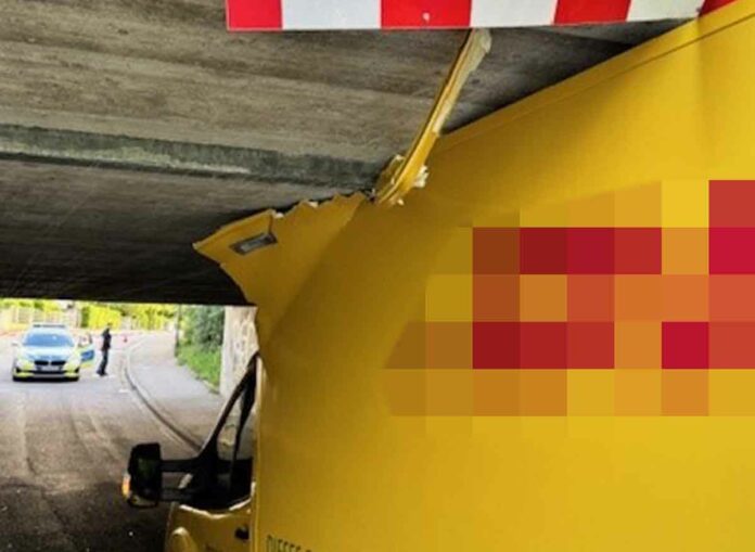 Transporter steckt in Unterführung fest Transporter steckt in Unterführung fest