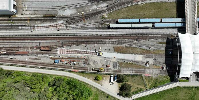Die Arbeiten zur Weichenerneuerung in Fröttmaning werden wie angekündigt rechtzeitig vor dem Eröffnungsspiel der Fußballeuropameisterschaft in München abgeschlossen. Seit April haben die Stadtwerke München (SWM) und die Münchner Verkehrsgesellschaft (MVG) die Gleisanlagen nördlich des U-Bahnhofs Fröttmaning erneuert, da diese das Ende ihrer Lebensdauer erreicht hatten. Insgesamt wurden neun Weichen samt Schotter und Schwellen ausgetauscht, eine Weiche mehr als ursprünglich geplant. Außerdem wurden 1000 Meter Fahrschiene sowie 1300 Meter Stromschiene ersetzt. In einer zweiten Phase, voraussichtlich im kommenden Jahr, folgt dann der Austausch von weiteren sechs Weichen, 700 Metern Fahrschiene und 1200 Metern Stromschiene.