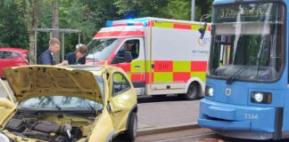 80-jährige Pkw-Fahrerin beim Zusammenstoß mit Straßenbahn schwer verletzt - Bogenhausen