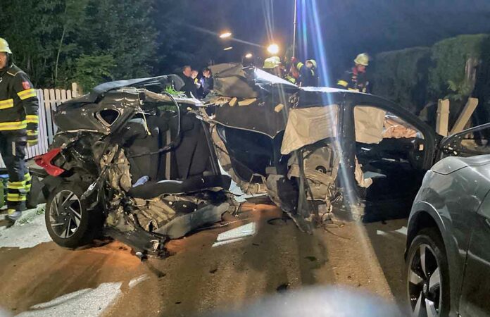 Pkw kracht in mehrere geparkte Fahrzeugen - Berg am Laim