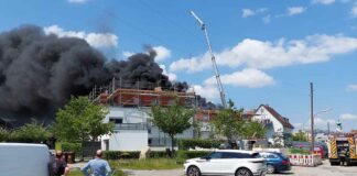 Starke Rauchentwicklung durch Brand auf Dach - Ramersdorf