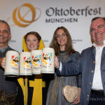 Stefan Kröll präsentiert den offiziellen Sammlerkrug Oktoberfest 2024