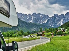 Innen groß und außen klein: ADAC vergleicht teilintegrierte schmale Wohnmobile Innen groß und außen klein: ADAC vergleicht teilintegrierte schmale Wohnmobile