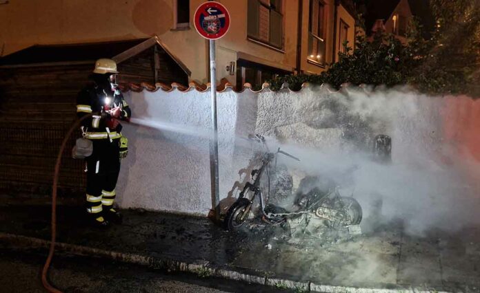 Starke Rauchentwicklung in Laim - Motorroller in Vollbrand