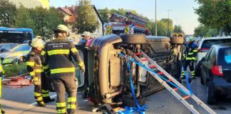 Unfall auf der Ingolstädter Straße - Opel kippt auf die Seite