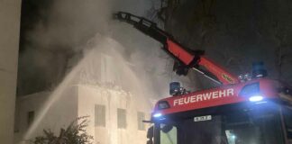 Aufwendige Löscharbeiten bei Dachstuhlbrand in Sendling