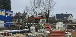 Bauarbeiter in Aufzugsschacht gestürzt - Pasing