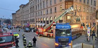 Lkw fährt in Gerüst - Einsturzgefahr
