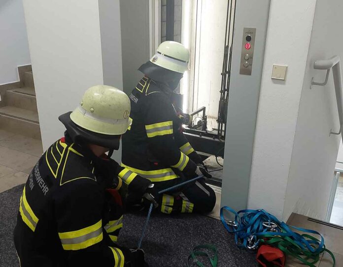 Vier Stunden im Aufzug gefangen - Berg am Laim