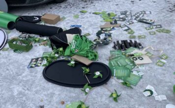 Infostand der Grünen München am PEP Neuperlach angegriffen und zerstört Infostand der Grünen München am PEP Neuperlach angegriffen