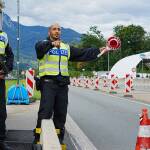 Autofahrer durchbricht Grenzkontrolle der Bundespolizei auf der A8