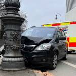 Herzinfarkt am Steuer - Auto prallt gegen Lichtmast