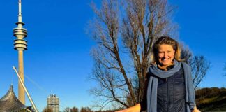 Surfen im Olympiapark - Eine schwimmende Surfwelle im Olympiasee