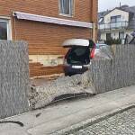 Abseits der Straße - Auto durchbricht Gartenzaun und beschädigt Hauswand