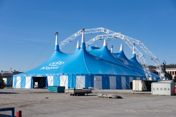 Circus Krone mit dem größten reisenden Cirkuszelt auf der Münchner Theresienwiese Circus Krone mit dem größten reisenden Cirkuszelt auf der Münchner Theresienwiese