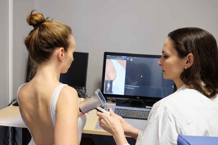 Neuer KI-Ganzkörperscanner erkennt Hautkrebs in einer Sekunde - Digitalisierung in der München Klinik Neuer KI-Ganzkörperscanner erkennt Hautkrebs in einer Sekunde - Digitalisierung in der München Klinik