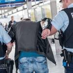 Gewalttätiger Streit im Münchner Hauptbahnhof Mann greift erst Freundin an und leistet dann Widerstand gegen Bundespolizisten